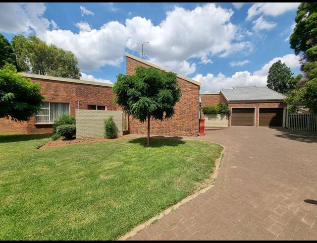 5 BEDROOM HOUSE FOR SALE IN THREE RIVERS EAST